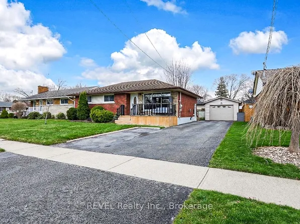 24 Grosvenor St S, Saint Catharines, ON L2M 3E2