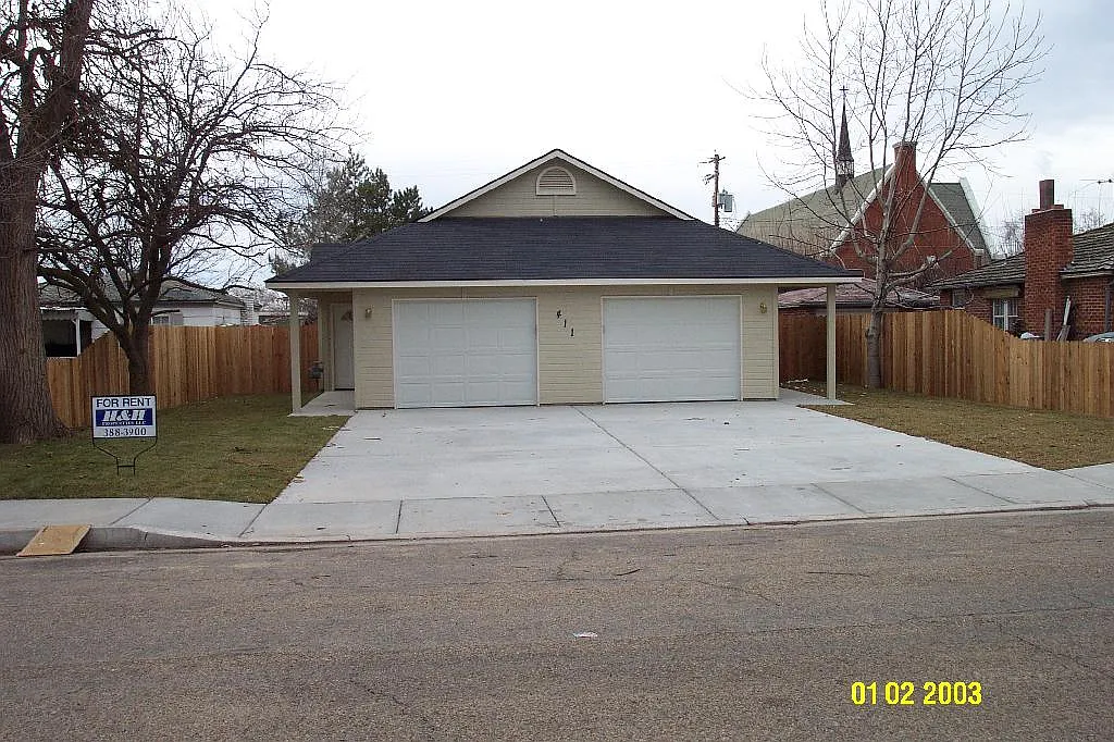 411 MAPLE #B — Photo 1