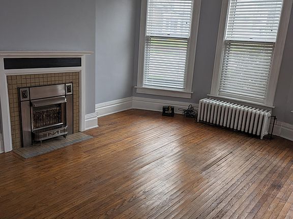 Living room - blinds throughout.