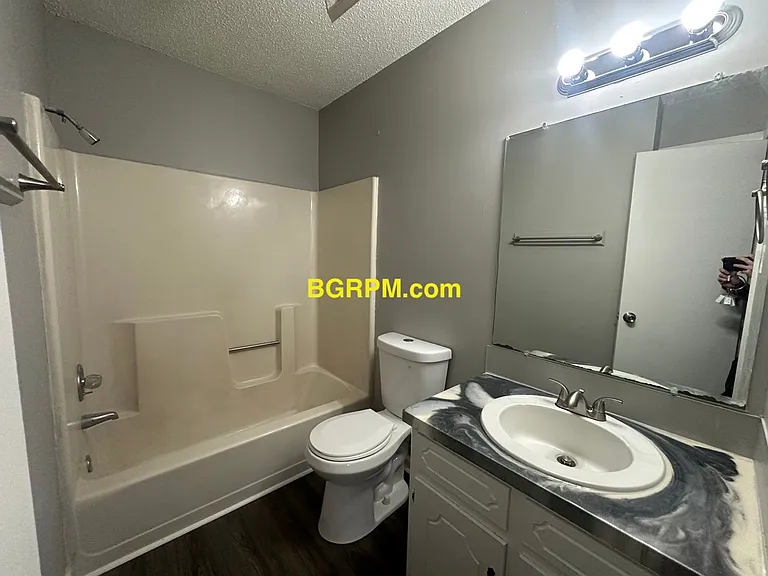 1099 W Elm St — Photo 60