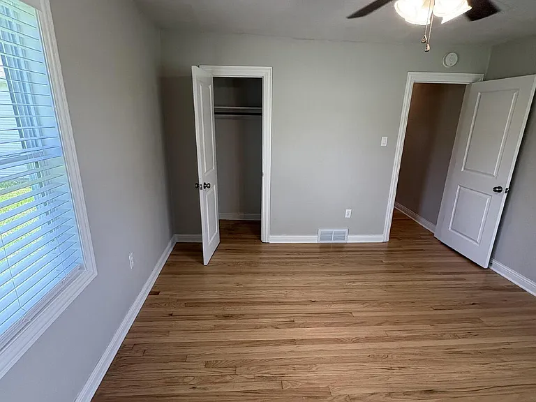 2211 E Walnut St — Photo 24