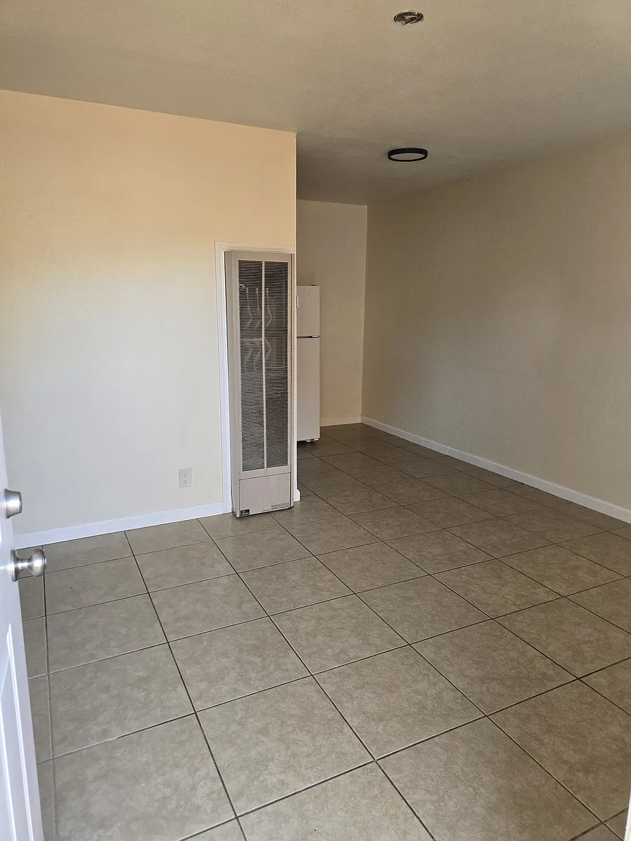 Building Photo - 617 Maple St #2