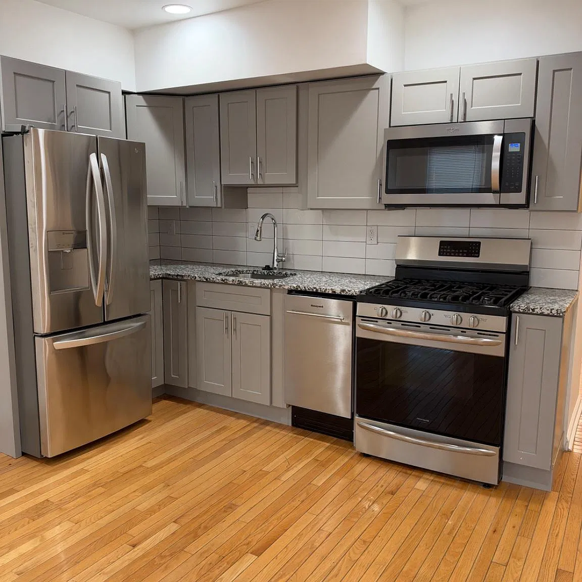 2 bed, 1.0 bath, 2176 sqft, $1,550 — Photo 2