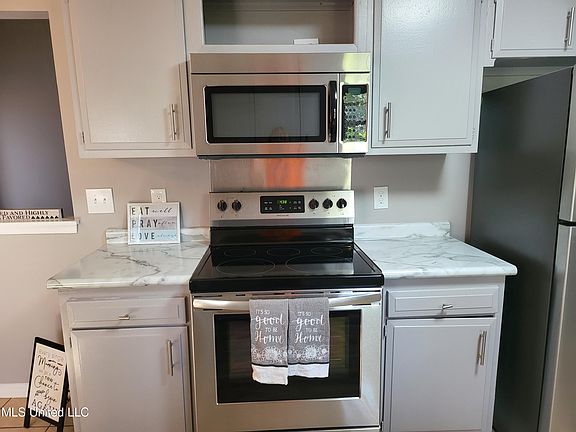 4th image of 110 Whispering Pine Dr