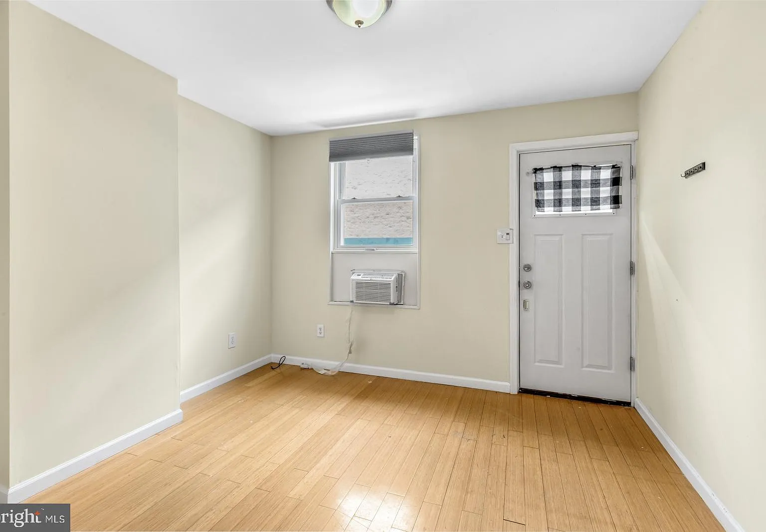 2 bed, 1.0 bath, 741 sqft, $1,395 — Photo 2