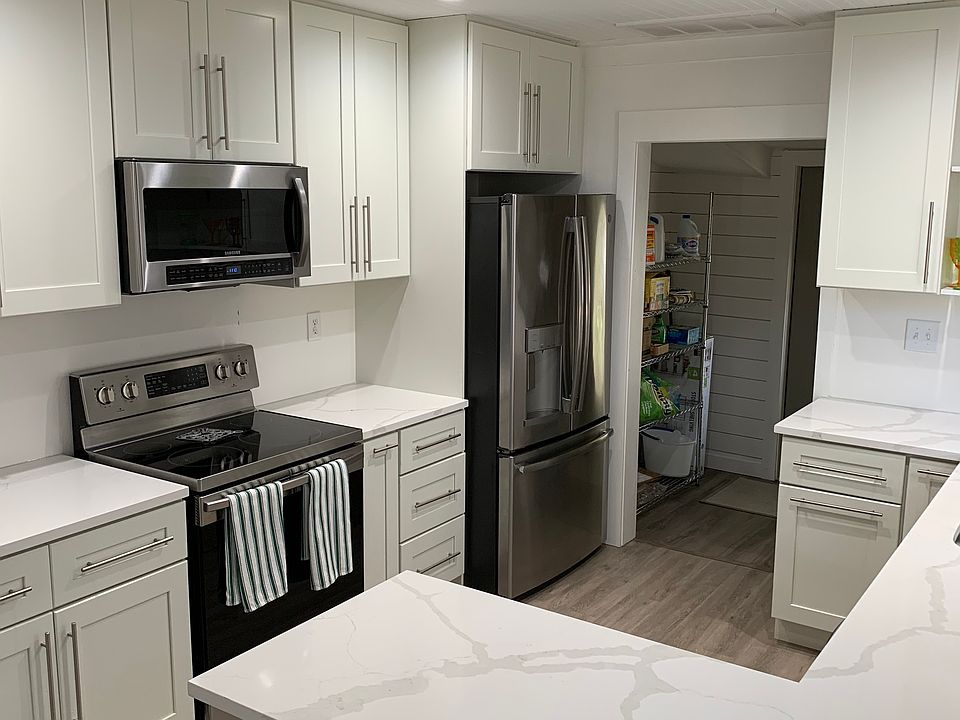 1st image of 3008 E Lloyd St