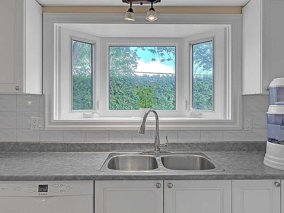 5th image of 623 Thornwood Ave