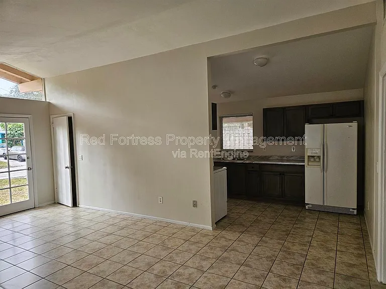 1635 Newport Ct — Photo 4