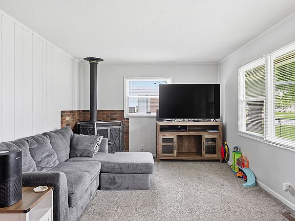 3rd image of 460 Southgate Dr