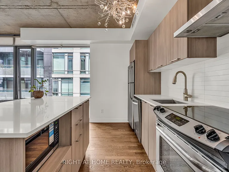 650 King St W #605 — Photo 21