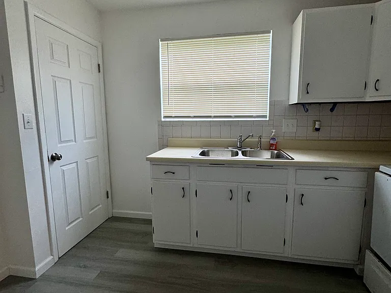 6269 N Hanley Rd — Photo 9