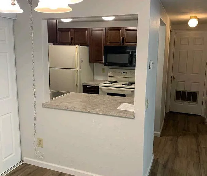 35 Oak Hill Dr #10 — Photo 3
