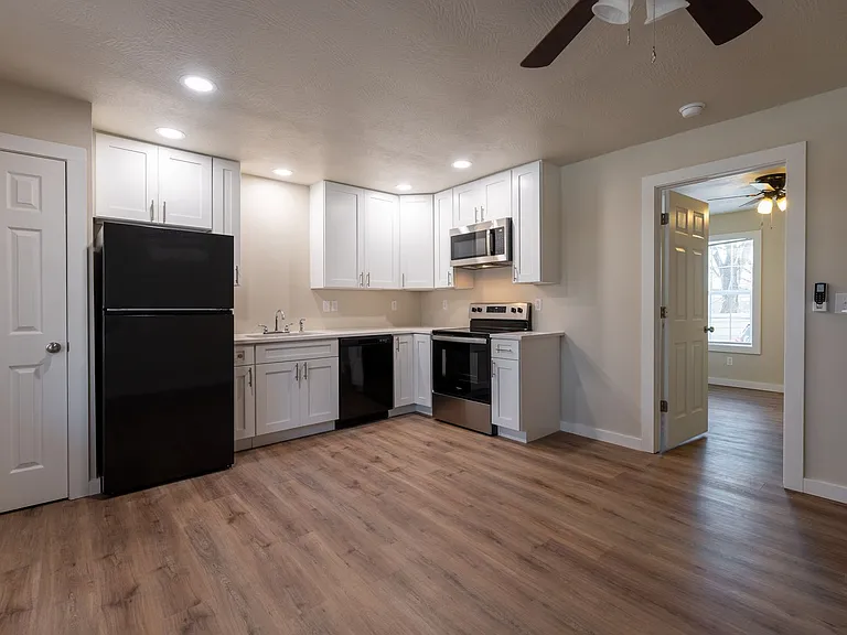 613 W Madison — Photo 1