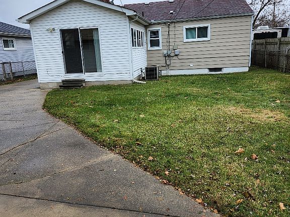 Back of home / sunroom leading to fenced-in backyard