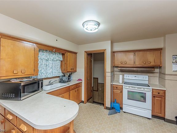 3rd image of 3434 Amherst Ave