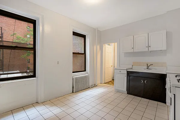 Rented by Moises Farhart, LREB | media 18