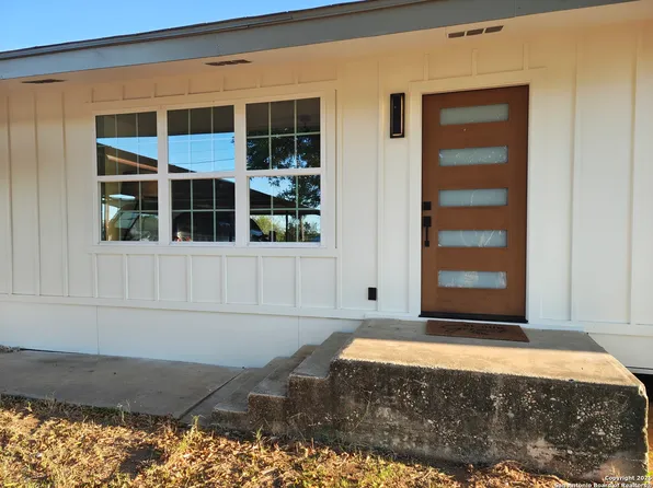 371 Rose Blvd, Charlotte, TX 78011