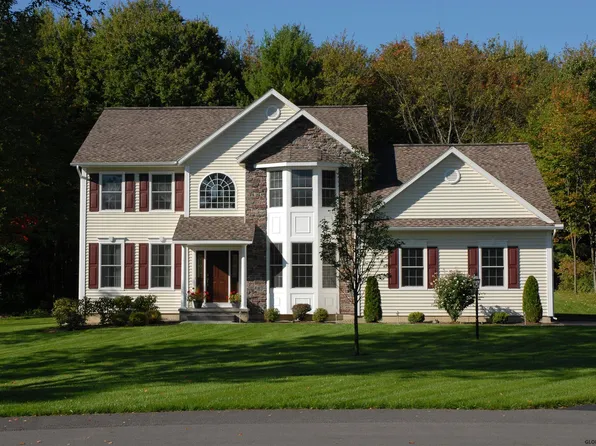28 Parkridge Dr, East Greenbush, NY 12061