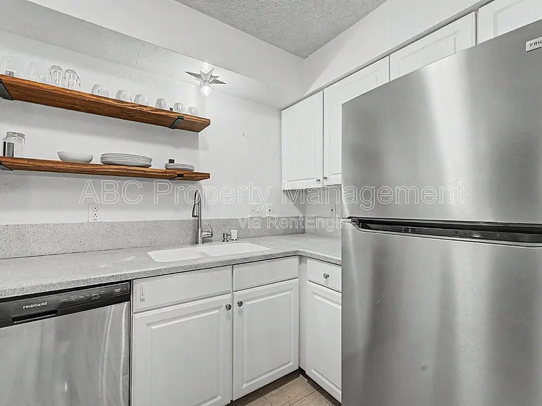 2 William Ln — Photo 3