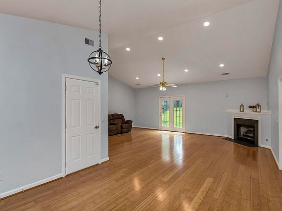 5th image of 301 Lockleven Dr