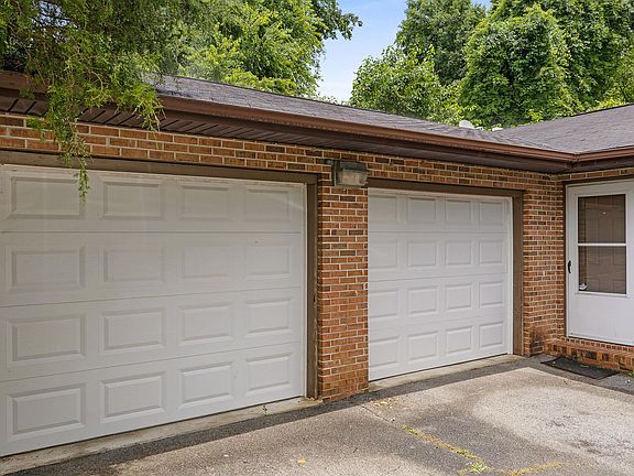 3rd image of 3403 Maple Creek Ln