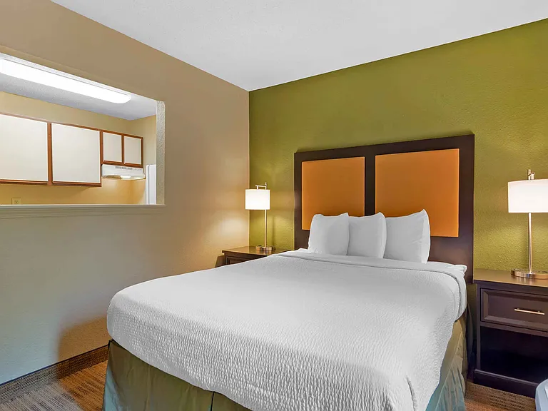 Deluxe Studio - 1 Queen Bed