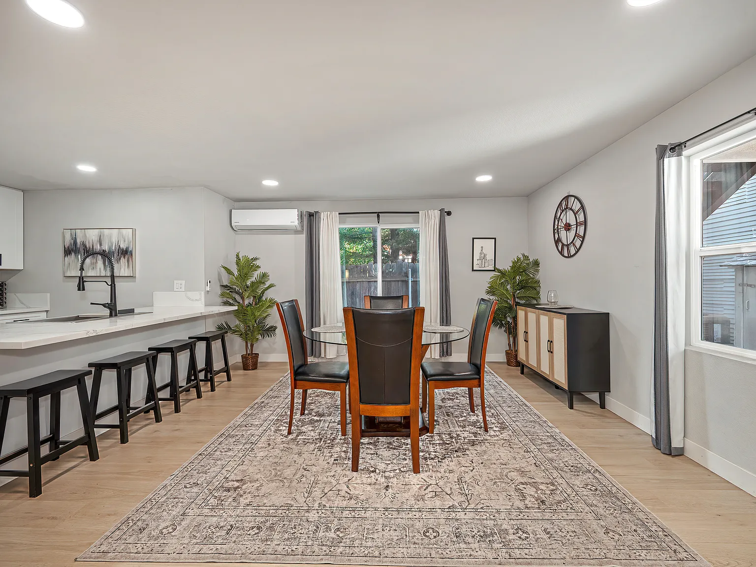 3 bed, 1100 sqft, $3,200 — Photo 4