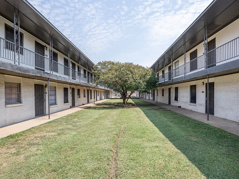 Southgate Manor Apartments — Photo 7