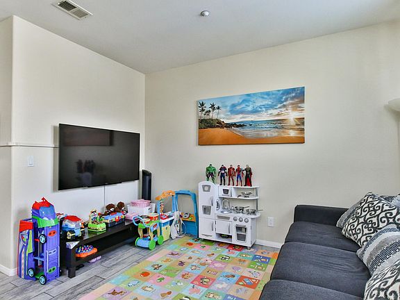 2nd image of 718 Mariposa Cir