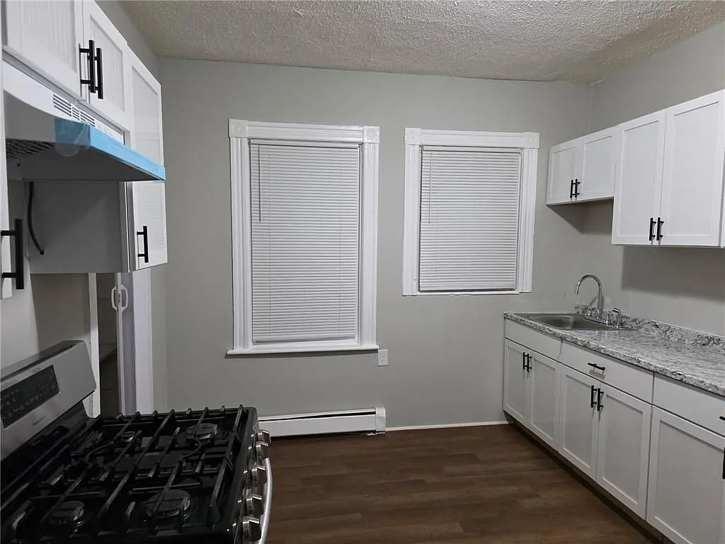 3 bed, 1.0 bath, 1255 sqft, $1,900 — Photo 3
