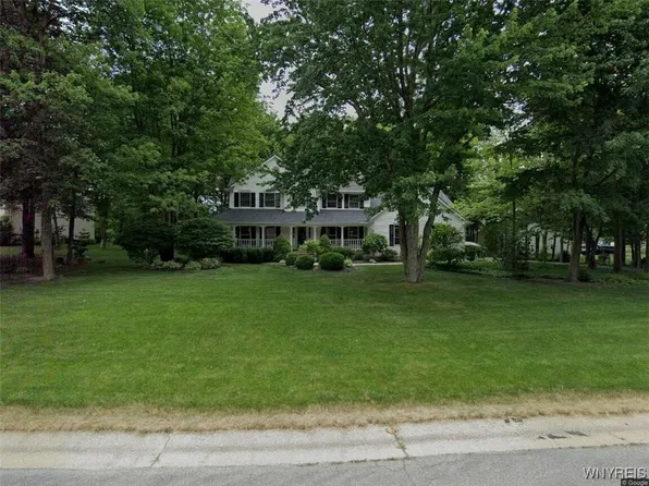 100 Squire Dr, Orchard Park, NY 14127