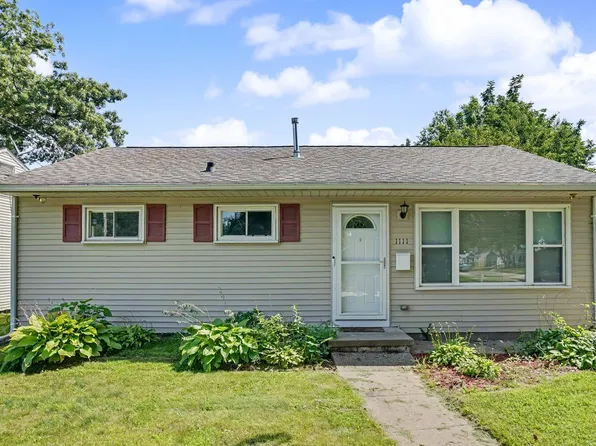 1111 31st St, Bettendorf, IA 52722