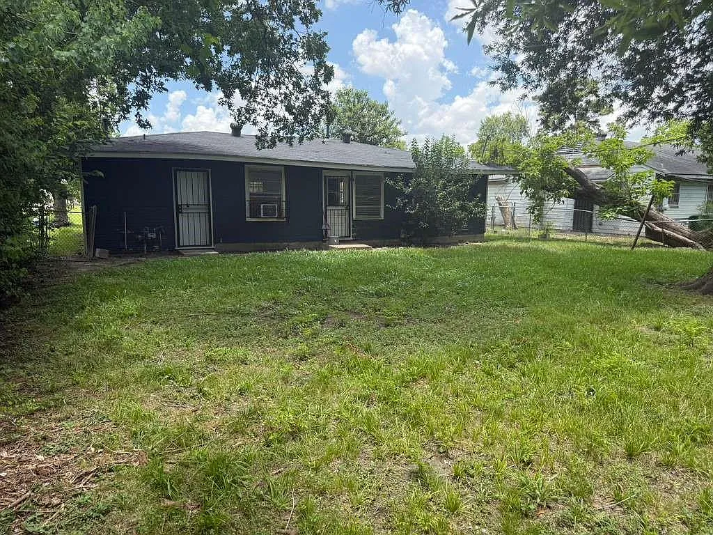 3 bed, 1.0 bath, 1100 sqft, $1,550 — Photo 3