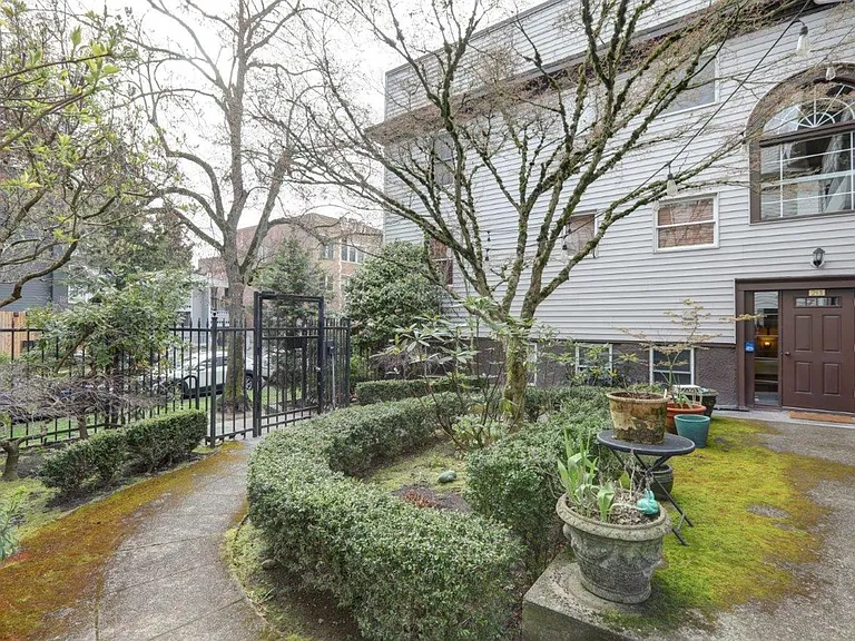 215 17th Ave E #10 — Photo 9