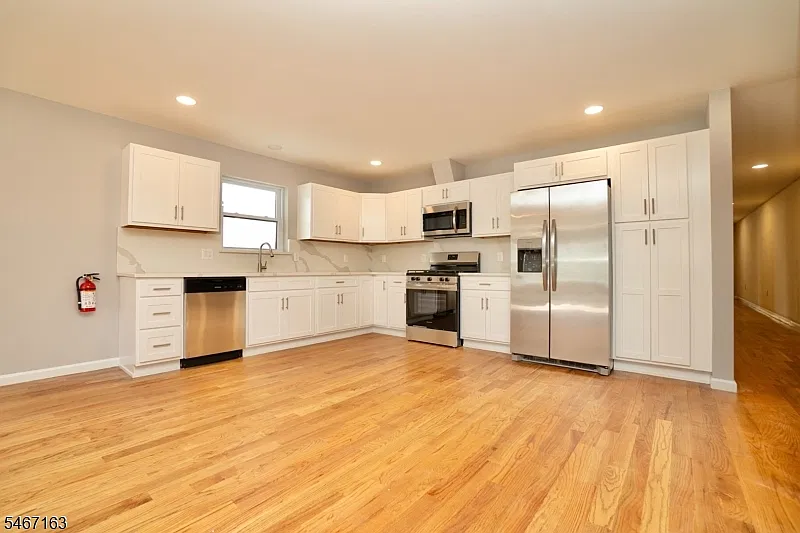 3 bed, 2.0 bath, $3,500 — Photo 3