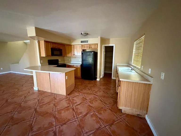 7205 S 39th Dr — Photo 4