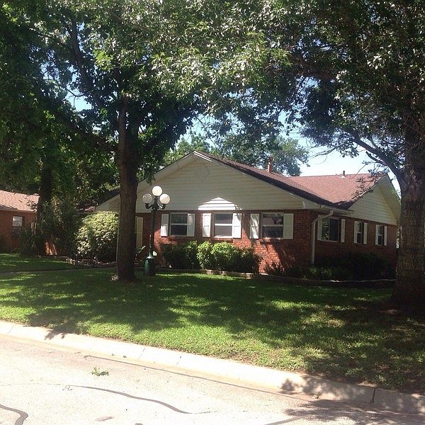 1st image of 213 SE Robert St