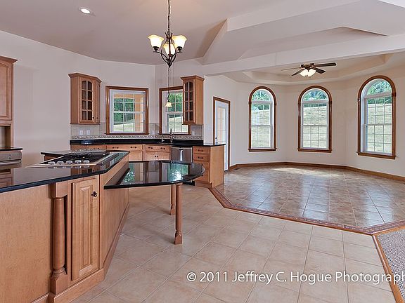 3rd image of 32 Glen Oley Dr