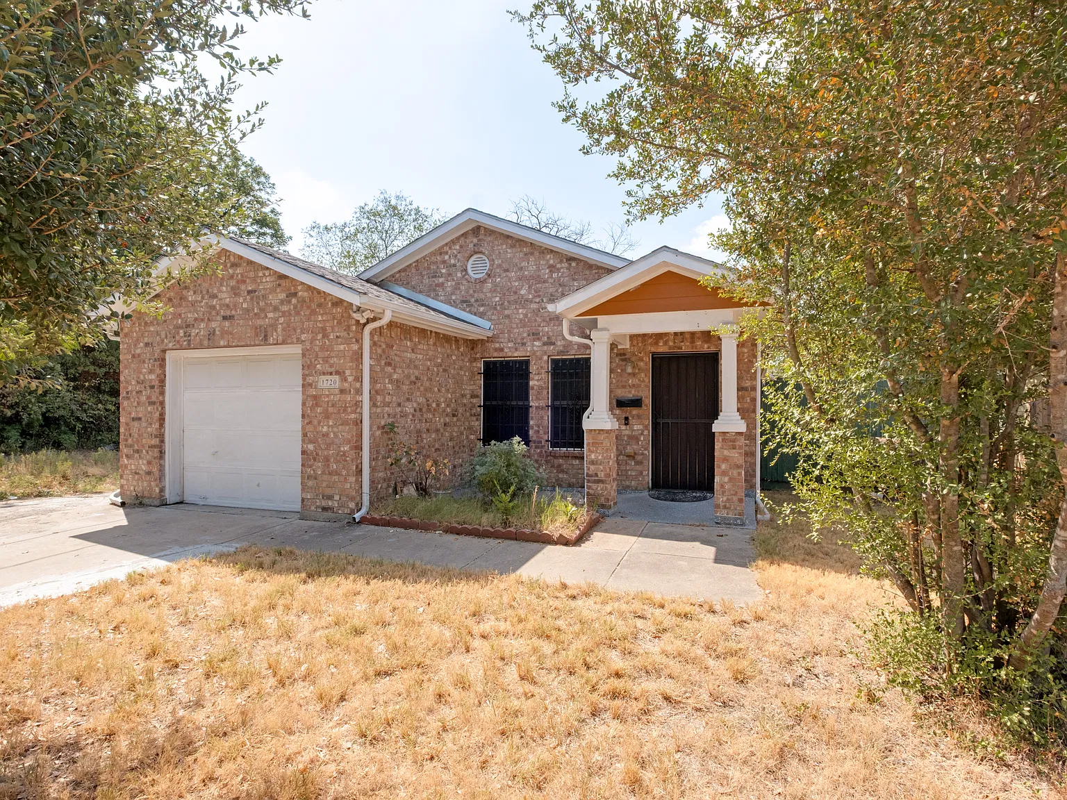 3 bed, 1348 sqft, $2,100 — Photo 1