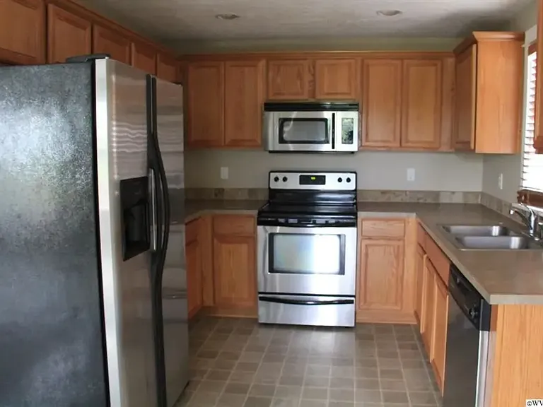 622 Trinity St NE — Photo 5