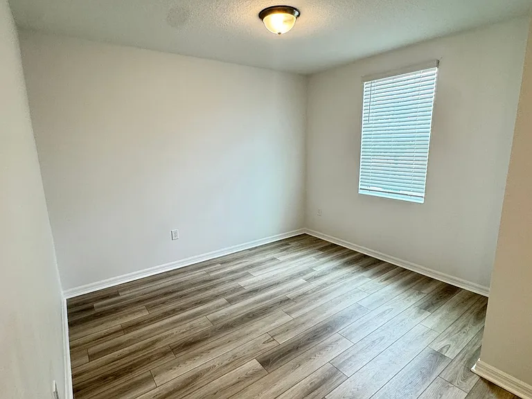 2401 White Tail St — Photo 5
