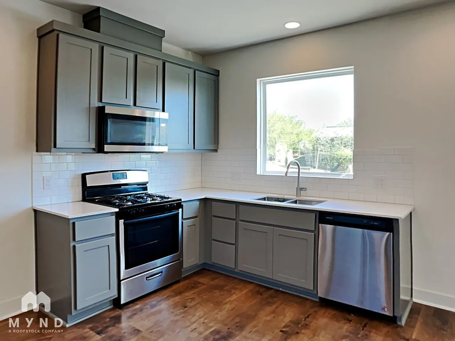 1 bed, 1.5 bath, 1025 sqft, $2,299 — Photo 3