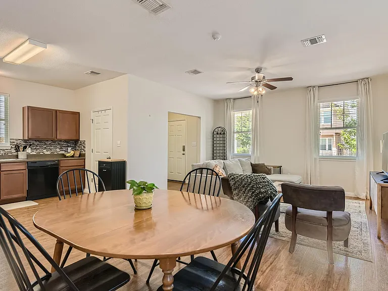 118 Preston Trl — Photo 6