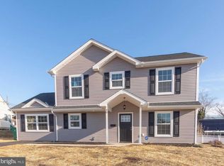 20 Hollyhock Ln, Levittown, PA