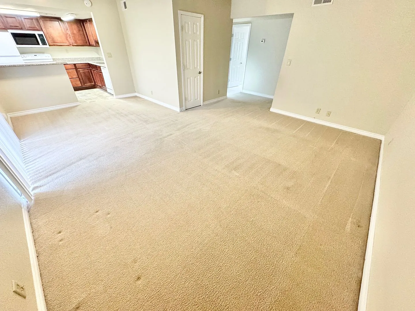 Spacious Condo in a Gated Central Las Vegas Community — Photo 2