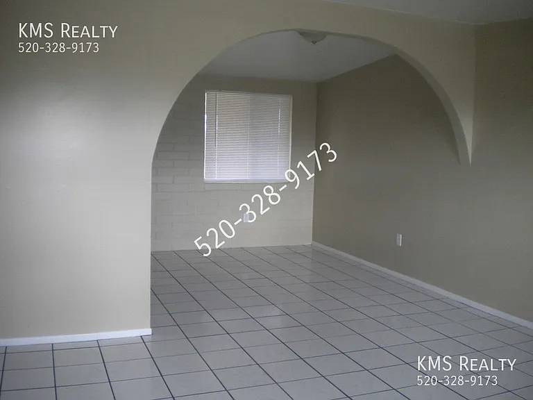 1711 E Canada St — Photo 3