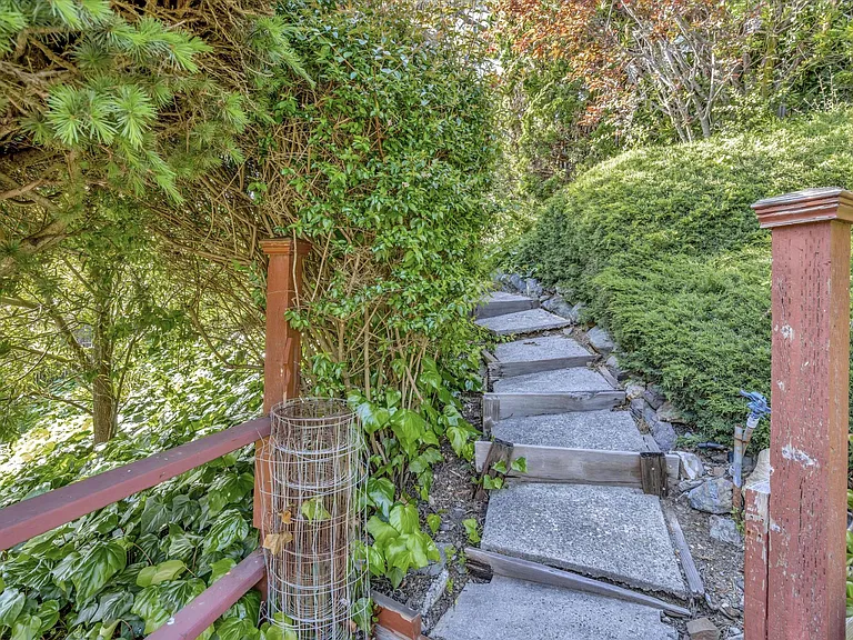 1548 Douglas Dr — Photo 28