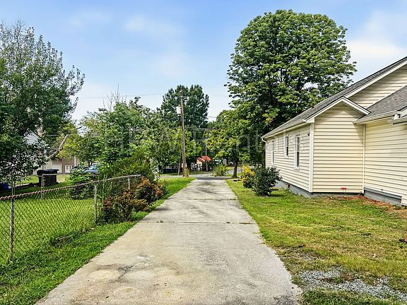 3rd image of 314 Hawthorne Ln