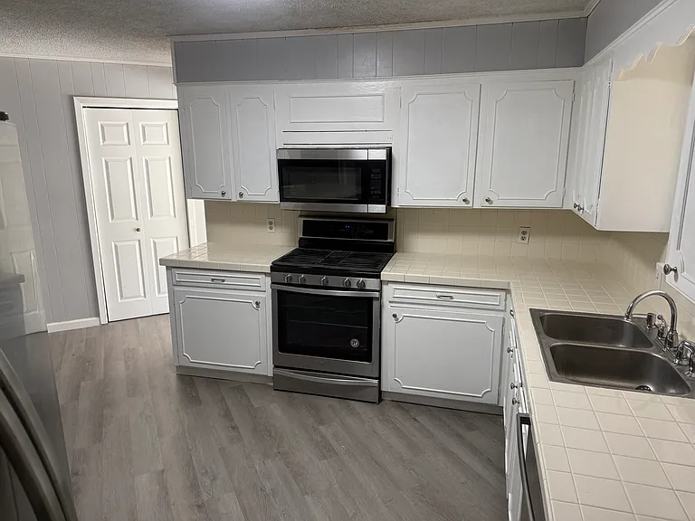 2806 Breville St — Photo 2
