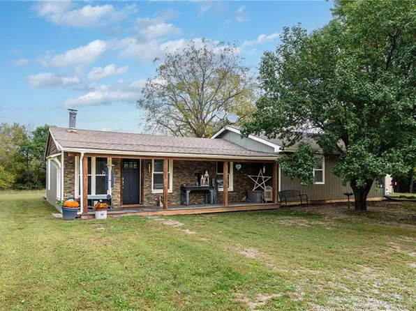 26169 Dehoff Dr, Tonganoxie, KS 66086
